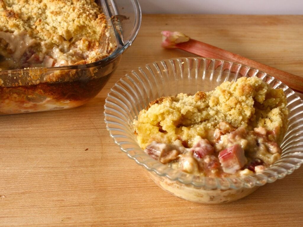 bowl of strawberry rhubarb shortbread crumble