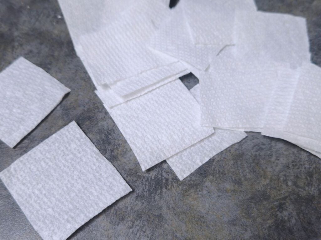small squares of paper towel for lining cupcake tin